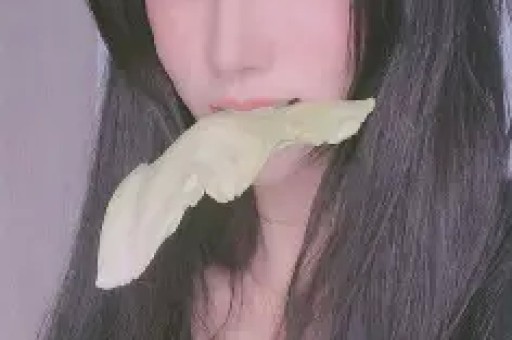 天价穿搭引全网哗然！梅根单品溢价离谱带货人设彻底翻车遭全网质疑