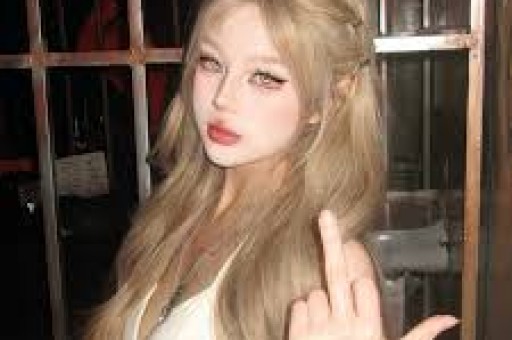46岁韩国女星崔盛希无滤镜近照自信回应整容质疑夏日辣妹主题引热议