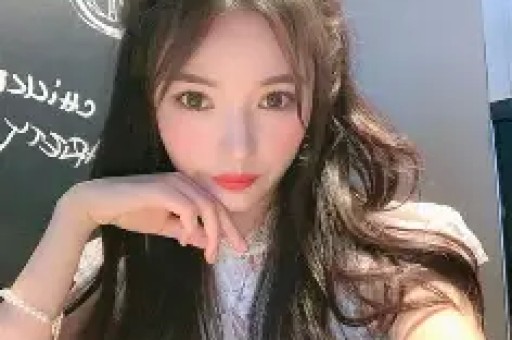 网红那艺娜引热议：走路不稳、全程假唱鸟巢开演唱会底气何在
